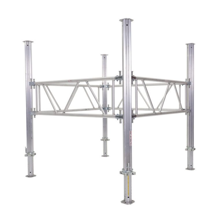 Eine metallische Gerüstkonstruktion mit vier vertikalen Stützbalken und horizontalen Streben in der Mitte. Die Konstruktion ist, wie unsere anderen Produkte, freistehend auf verstellbaren Grundplatten.