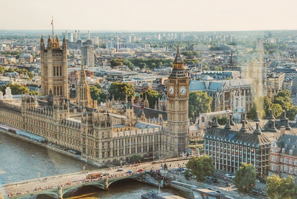 Luftaufnahme des Palace of Westminster mit dem Uhrturm Big Ben, gelegen an der Themse in London, vor einer malerischen Stadtkulisse. Großbritannien. Sonniger Tag. Dieses ikonische Wahrzeichen ist weltweit bekannt.